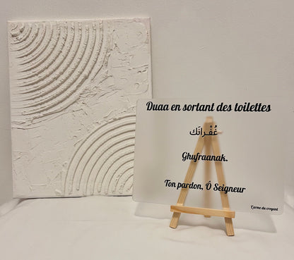 Plexiglass - Duaa en sortant des toilettes