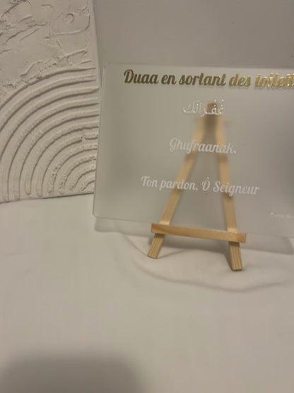 Plexiglass - Duaa en sortant des toilettes